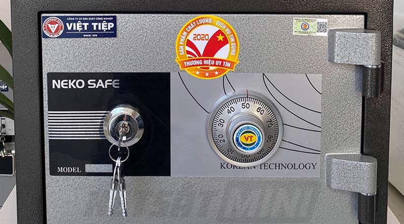 Bảo trì két sắt định kỳ tại nhà để tránh kẹt cửa – hình minh họa kiểm tra an toàn, không bao gồm thao tác mở két