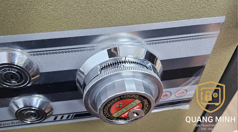 Bảo trì két sắt định kỳ tại TP.HCM để kéo dài tuổi thọ – hình minh họa kiểm tra an toàn, không bao gồm thao tác mở két