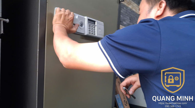 Bo xử lý két sắt điện tử tiếp nhận tín hiệu từ keypad và điều khiển motor rút chốt