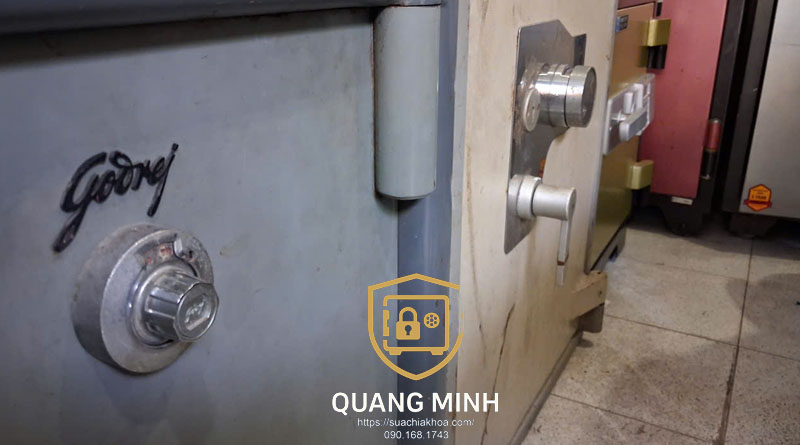 Đặt két sắt ở khu vực ẩm thấp lâu ngày khiến ron nở và dễ làm kẹt cơ cấu.