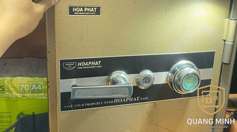 Dịch vụ bảo trì và bôi trơn két sắt định kỳ tại nhà – hình minh họa kiểm tra an toàn, không bao gồm thao tác mở két