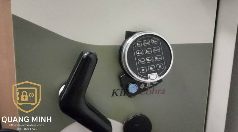 Dịch vụ thay mã két sắt cơ và điện tử với giá tham khảo minh bạch – hình minh họa kiểm tra an toàn, không bao gồm thao tác mở két