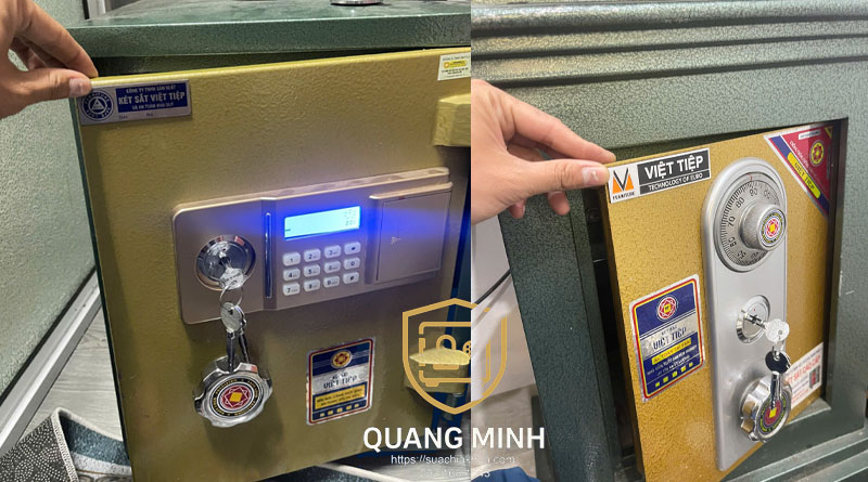Bên trái két Việt Tiệp màn hình xanh có chìa treo ở ổ phụ, bên phải két Việt Tiệp núm xoay số có chùm chìa cắm dưới núm