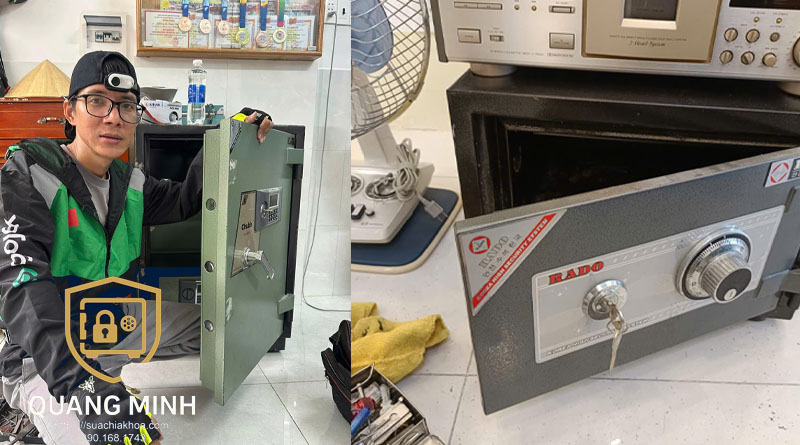 Thợ đội mũ, đeo kính ngồi cạnh két xanh đã mở cửa, bên phải két Rado có núm xoay số và chìa cắm ổ