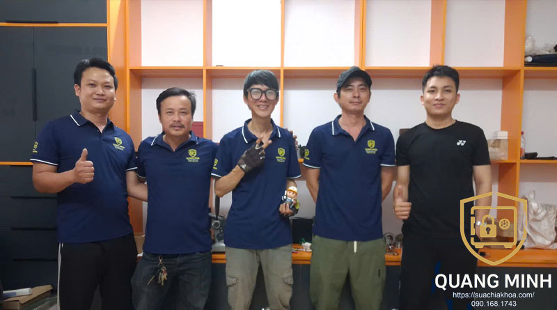 Đội ngũ kỹ thuật Két Sắt Quang Minh kiểm tra âm thanh vận hành bên ngoài để chẩn đoán an toàn.