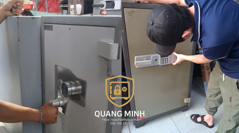 Đóng cửa két sắt quá mạnh khiến chốt va đập liên tục và tăng nguy cơ kẹt.