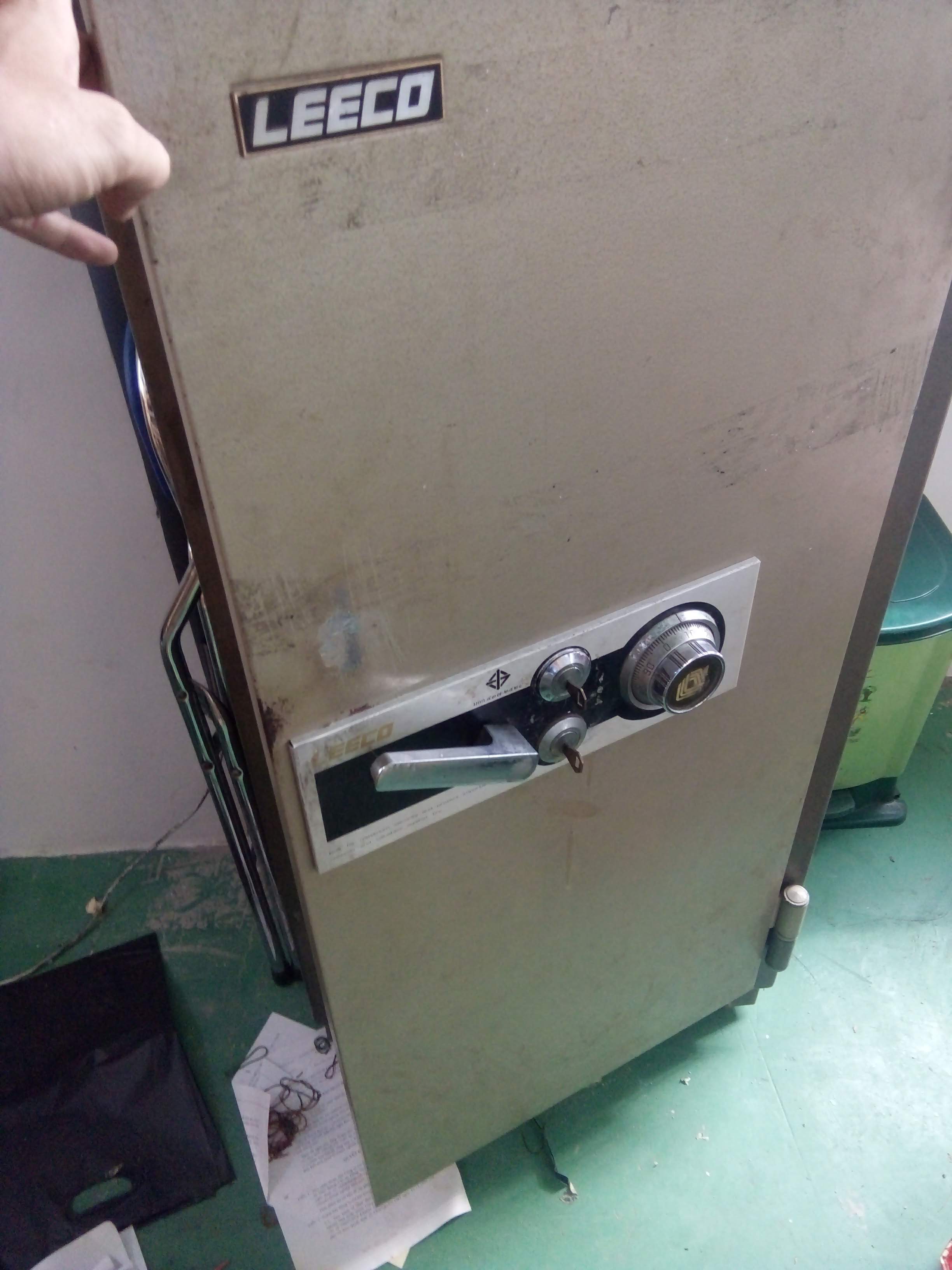 Két cơ Leeco cỡ lớn với núm xoay số, ổ chìa và tay gạt trên mặt cửa