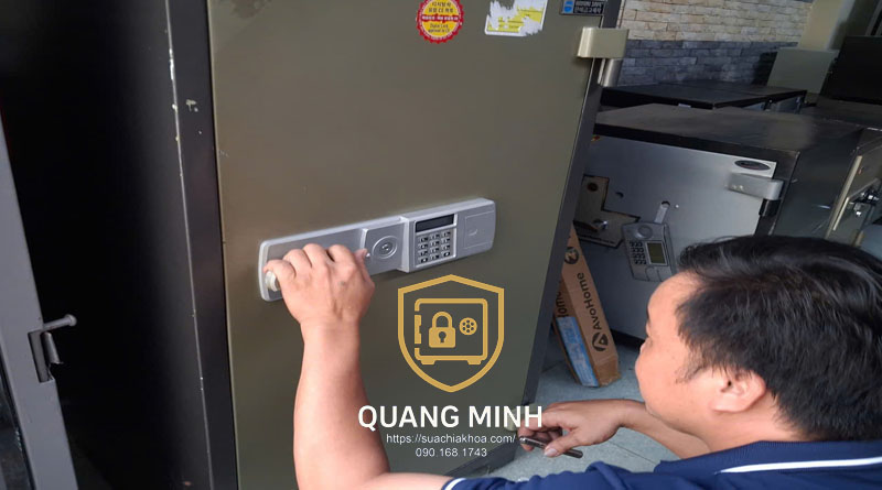 Két sắt đặt nơi độ ẩm cao dễ bị oxy hóa, gây lực cản khi mở cửa