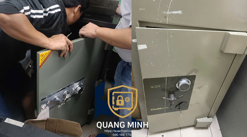 Bên trái hai người đỡ cánh két màu xanh có núm xoay và tay gạt, bên phải két Chubb cũ có núm xoay, tay nắm và lỗ chìa