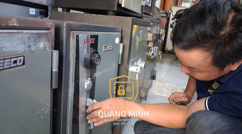 Thợ kiểm tra khe cửa két sắt bị ép chặt do giãn nở nhiệt độ môi trường