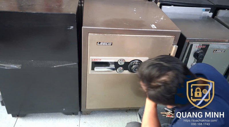 Lắng nghe tiếng motor két sắt yếu dần khi pin kém hoặc cửa bị ép chặt.