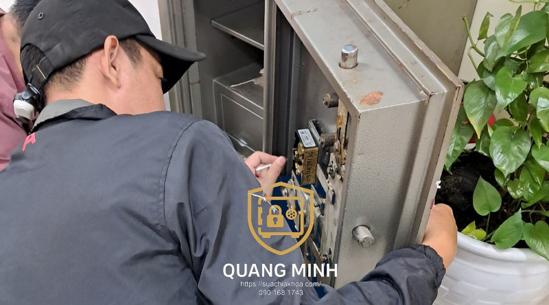 Mở két sắt Tân Bình bị kẹt chốt bằng dụng cụ mở mềm chuyên dụng không gây trầy xước
