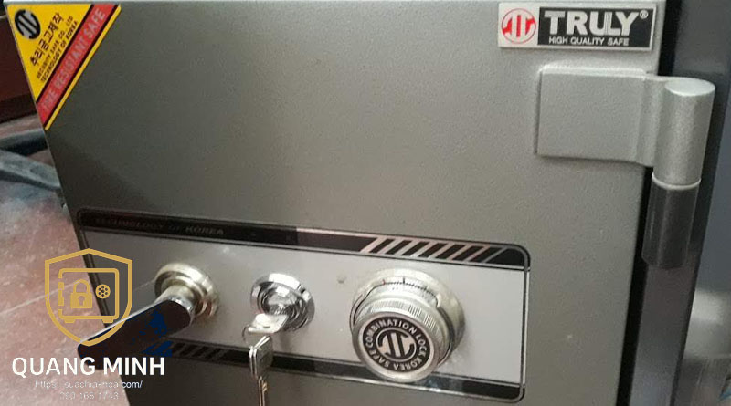 Thợ kiểm tra và sửa két sắt tại nhà TP.HCM – Két Sắt Quang Minh (hình minh họa kiểm tra an toàn, không bao gồm thao tác mở két)