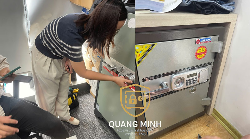 Một người bấm bàn phím két Adelbank đặt dưới bàn làm việc, bên phải là cận cảnh mặt khóa có màn hình và núm xoay
