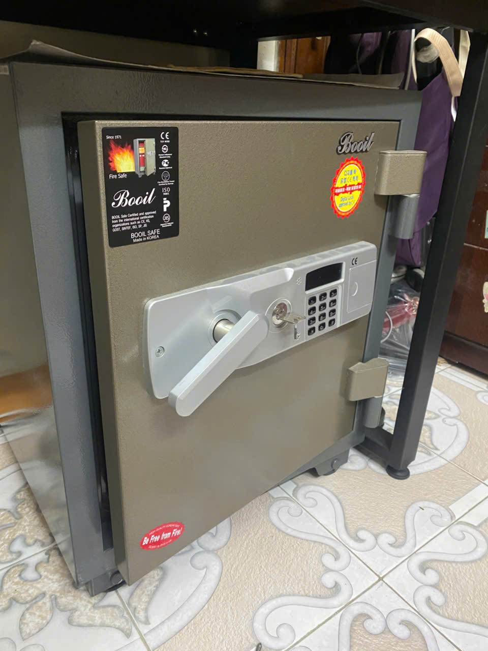 Két Booil màu ghi mở hé cửa, mặt trước có bàn phím và ổ chìa phụ