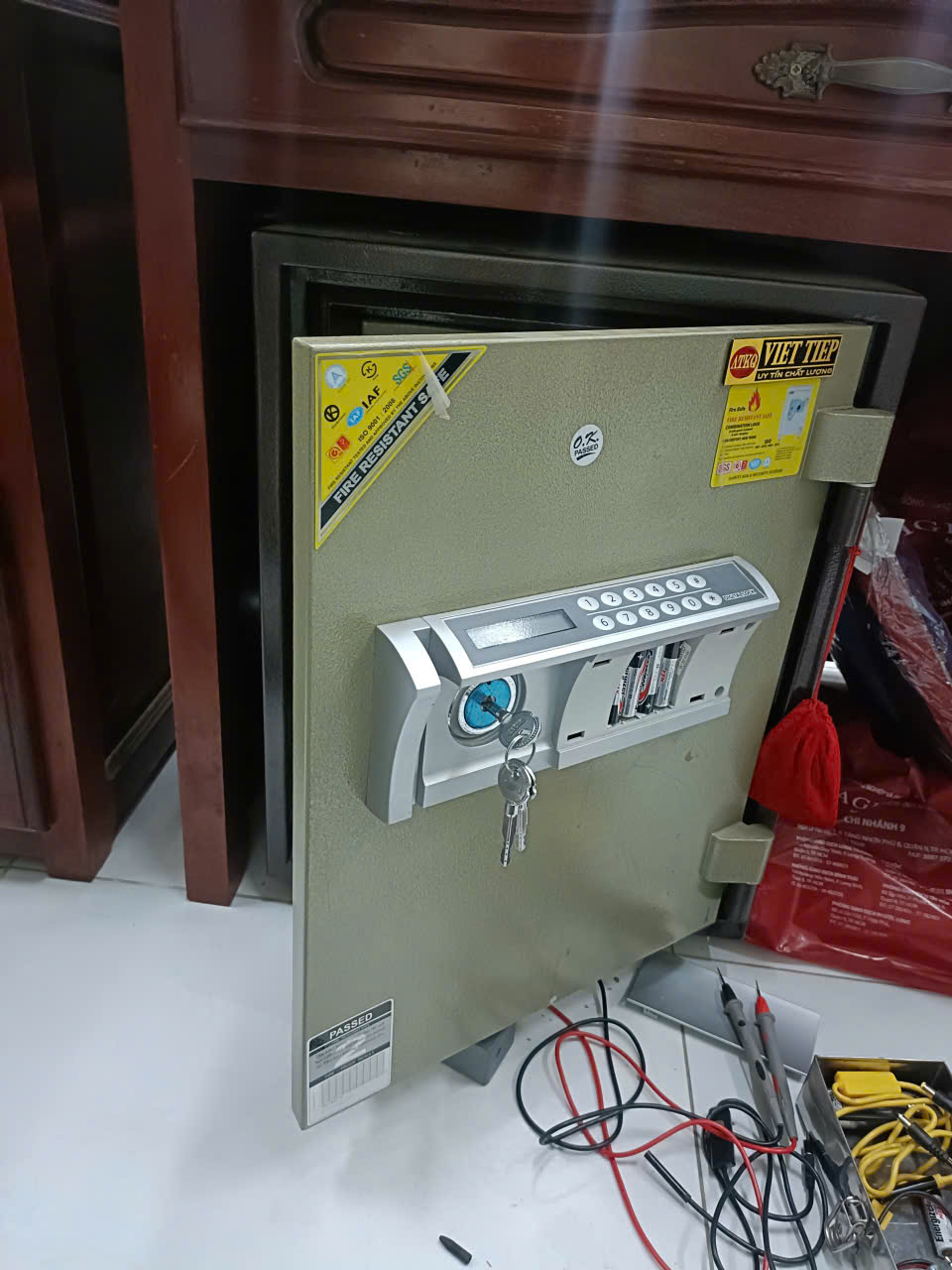 Két Việt Tiệp bàn phím điện tử mở cửa, dây đồng hồ đo điện để dưới sàn