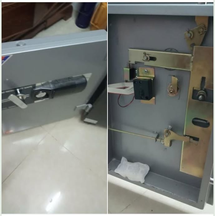 Cánh két mở rộng, mặt trong lộ hộp khóa nhỏ màu đen và thanh chốt dài chạy dọc mép cửa