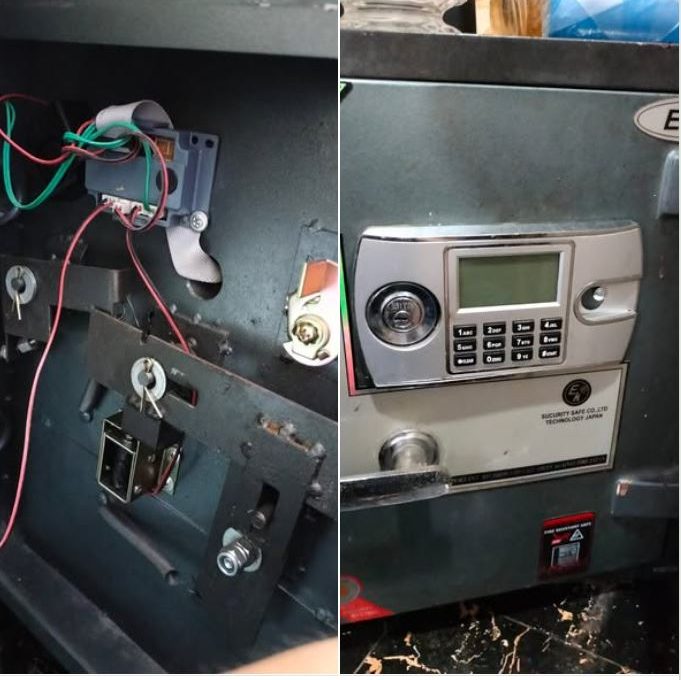 Mặt trong cánh két lộ dây điện xanh đỏ nối tới solenoid và tấm chốt, bên cạnh là mặt khóa điện tử có màn hình