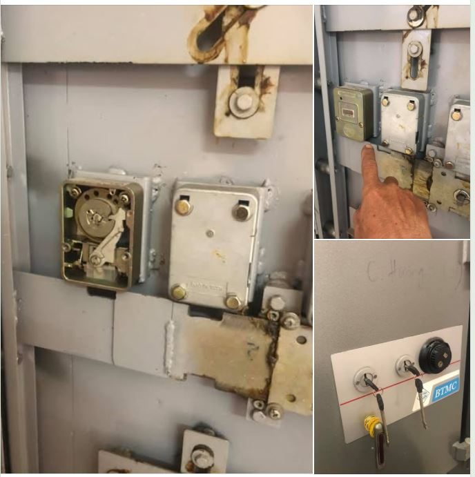 Ảnh ghép mặt trong cánh két lộ hộp khóa số mở nắp thấy bánh mã, cạnh hộp khóa chìa, kèm mặt két có núm số và hai ổ chìa