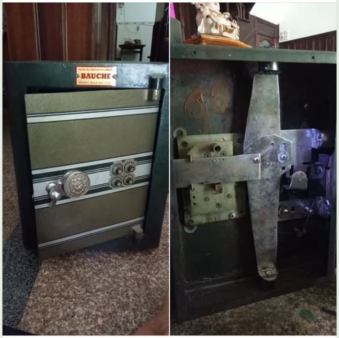 Ảnh ghép két Bauche màu xanh vàng có tay nắm, núm hoa văn và bốn núm khóa chữ, kèm mặt trong cánh lộ thanh chốt hình chữ thập