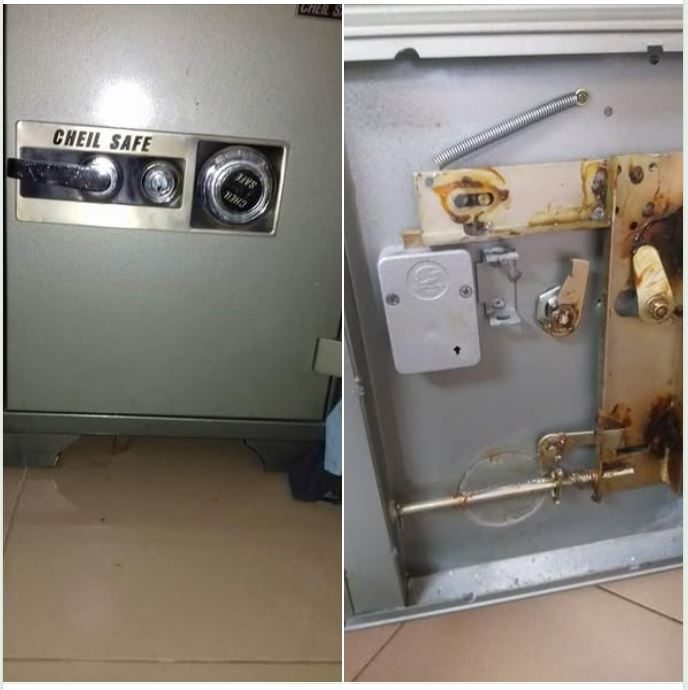 Ảnh ghép két Cheil Safe có tay nắm, ổ chìa và núm số, kèm mặt trong cánh lộ hộp khóa xám và chốt gỉ vàng nâu
