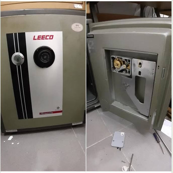 Ảnh ghép két sắt cơ Leeco núm xoay số và cánh cửa đã mở, tấm che trong cánh tháo ra lộ hộp khóa