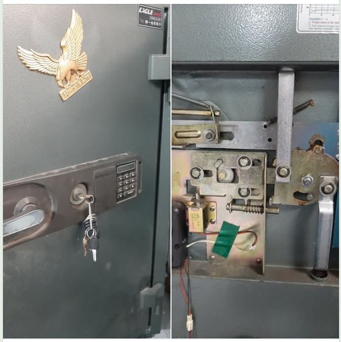 Két điện tử Eagle có tay gạt và bàn phím nhỏ, bên cạnh là cụm cần gạt chốt và solenoid quấn băng keo xanh trong cánh