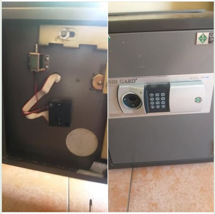 Mặt trong cánh két điện tử có solenoid đen và dải dây nâu, bên cạnh là mặt két Gunn Gard có bàn phím