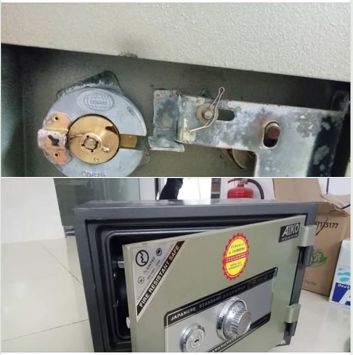 Ảnh ghép bộ bánh mã đồng và thanh chặn bám gỉ trong cánh két cơ, kèm két chống cháy Aiko hé cửa có núm xoay số