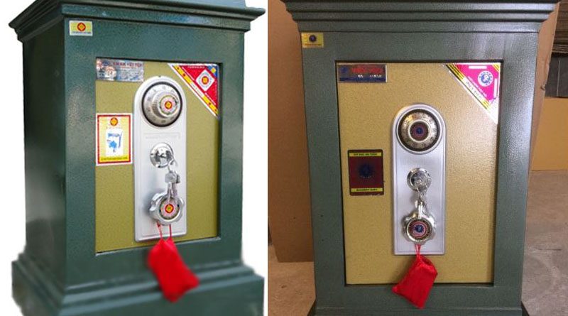 Hai két sắt cơ vỏ xanh mặt vàng có núm xoay số, ổ chìa và tay nắm, chìa buộc túi vải đỏ