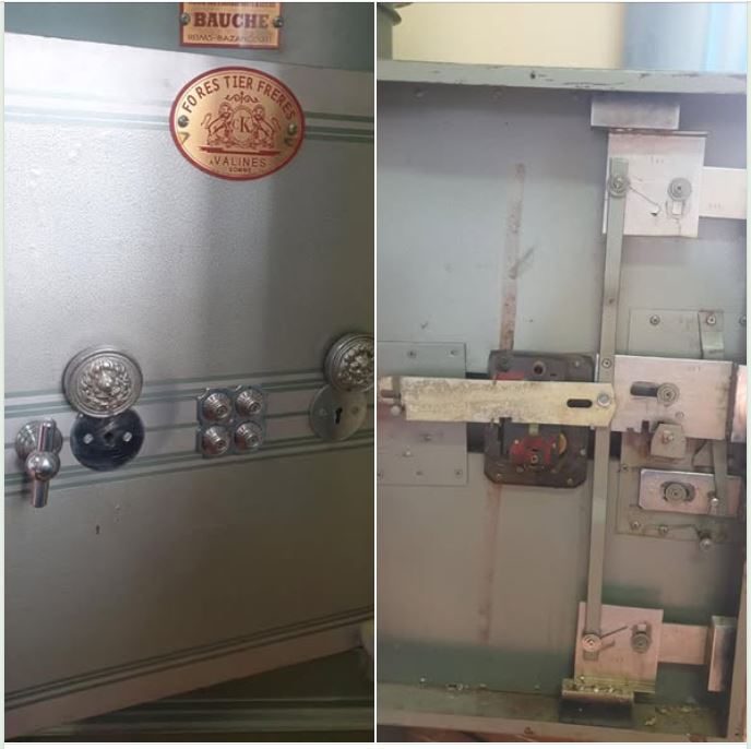 Ảnh ghép két Bauche kiểu cổ màu xám có bốn núm khóa chữ nhỏ, núm hoa văn và ổ chìa, kèm mặt trong cánh lộ hệ thanh chốt