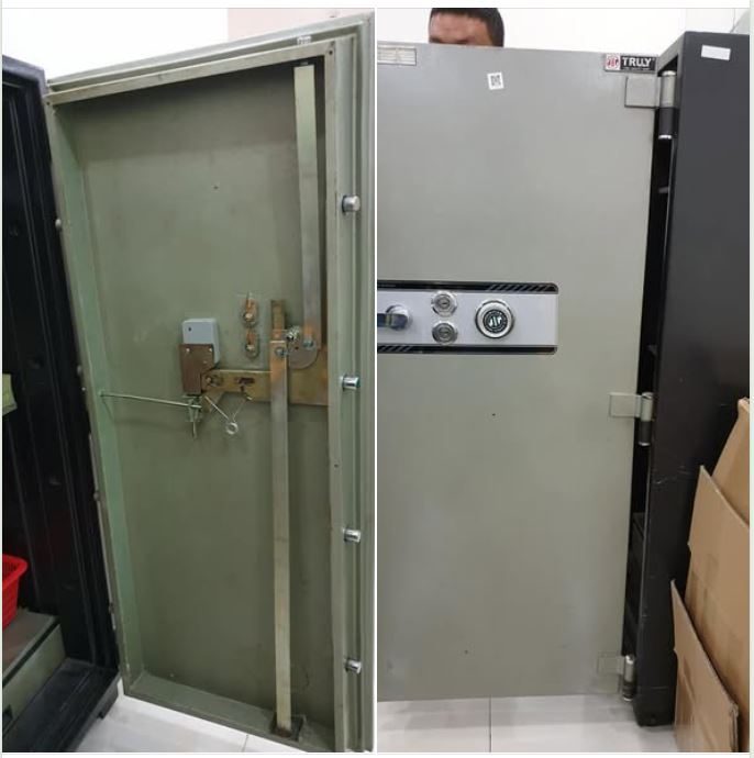 Két Truly cỡ cao mở cánh, mặt trong lộ thanh chốt dọc chạy suốt chiều cao và hộp khóa