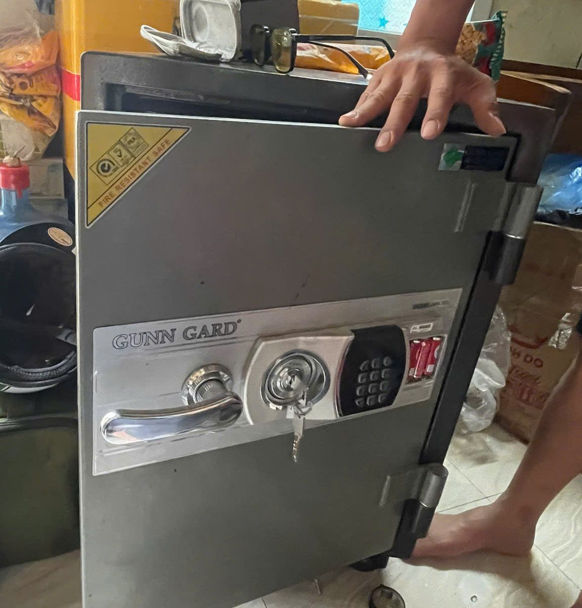 Tay người kéo hé cánh két sắt chống cháy Gunn Gard có tay gạt, ổ chìa và bàn phím điện tử