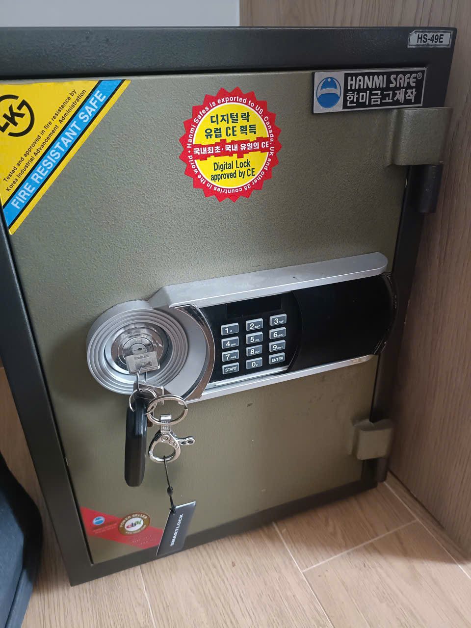 Két sắt chống cháy Hanmi Safe khóa điện tử có núm vặn, bàn phím số và chìa cơ dự phòng cắm trong ổ