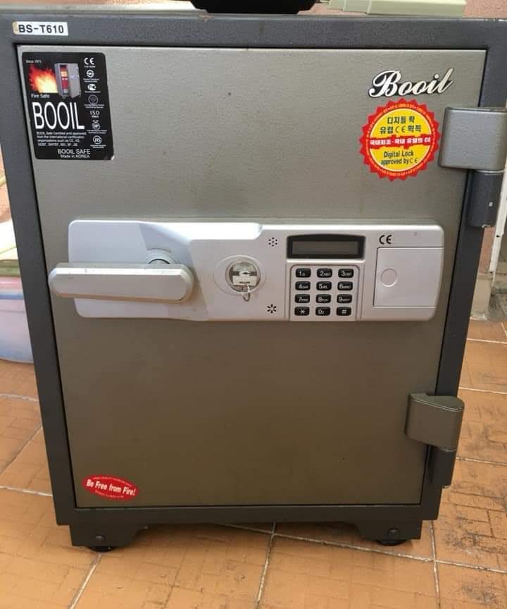 Két sắt điện tử chống cháy Booil BS-T610 màu xám, màn hình nhỏ phía trên bàn phím số và tay gạt