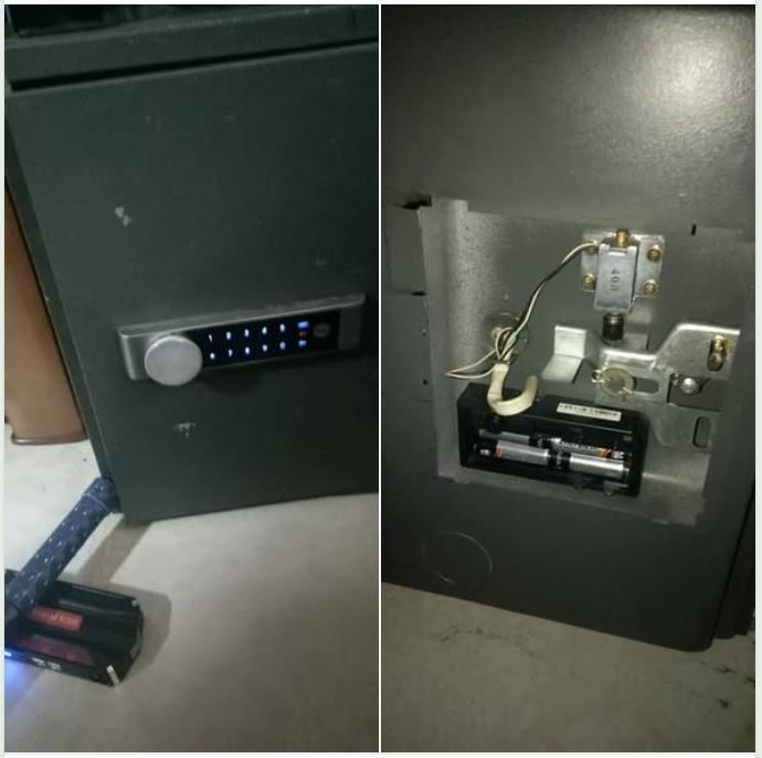 Ảnh ghép két điện tử màu đen có bàn phím sáng đèn xanh, kèm mặt trong cánh lộ hộp pin AA, dây điện và chốt khóa