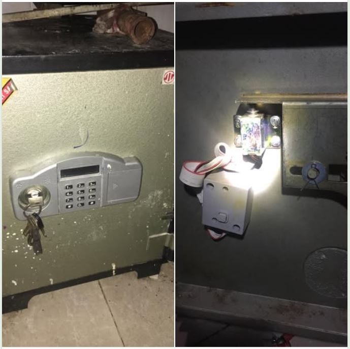 Két điện tử vỏ xanh cắm chìa ở ổ khóa, bên cạnh mặt trong cánh soi đèn thấy hộp motor, dây cáp dẹt và chốt