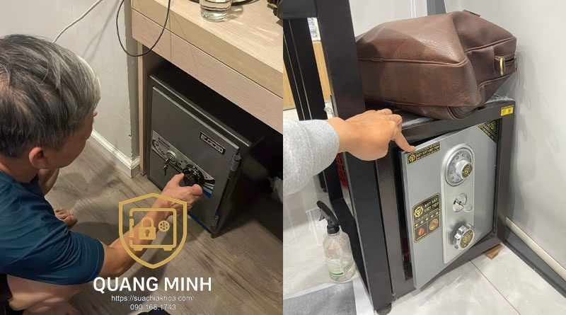 Thợ ngồi xoay núm số két cơ đặt dưới gầm bàn trong nhà khách, bên cạnh két cơ khác đặt trong kệ sắt